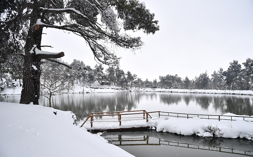 Η χιονισμένη λίμνη Μπελέτσι Η χιονισμένη λίμνη Μπελέτσι