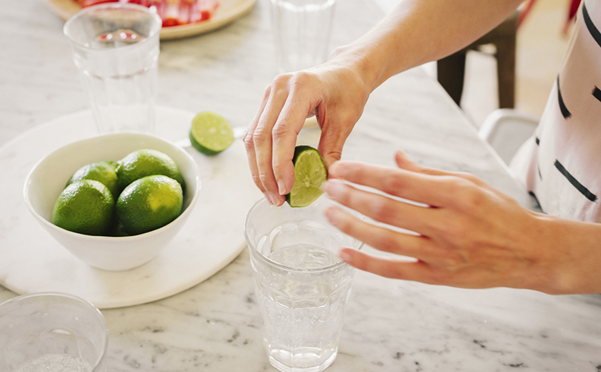 νερό με λάιμ νερό με λάιμ