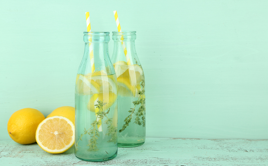 νερό με λεμόνι νερό με λεμόνι