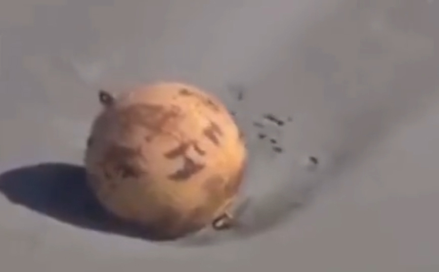 Ιαπωνία: Ξεβράστηκε τεράστια σιδερένια μπάλα σε παραλία &#8211; Θεωρίες για κατασκοπευτικό μπαλόνι, UFO και&#8230; Dragon Ball