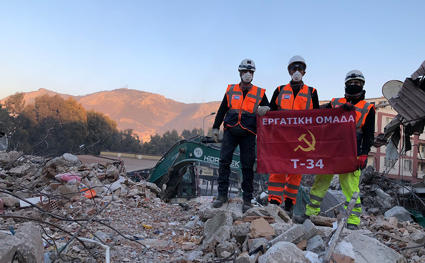 Τρεις Έλληνες εθελοντές διασώστες συνελήφθησαν στην Τουρκία επειδή άνοιξαν σημαία με σφυροδρέπανο