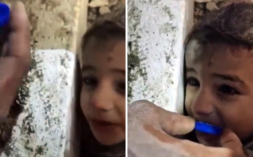 Σεισμός στην Τουρκία: Διασώστες δίνουν νερό σε εγκλωβισμένο παιδί και εκείνο γελά – Συγκινητικό βίντεο