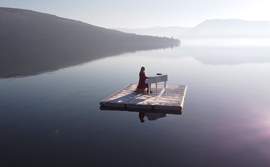 Η Έλενα Ξυδιά παίζει πιάνο στη μέση της λίμνης της Καστοριάς – Νέο εντυπωσιακό θέαμα από την «ιπτάμενη» πιανίστρια