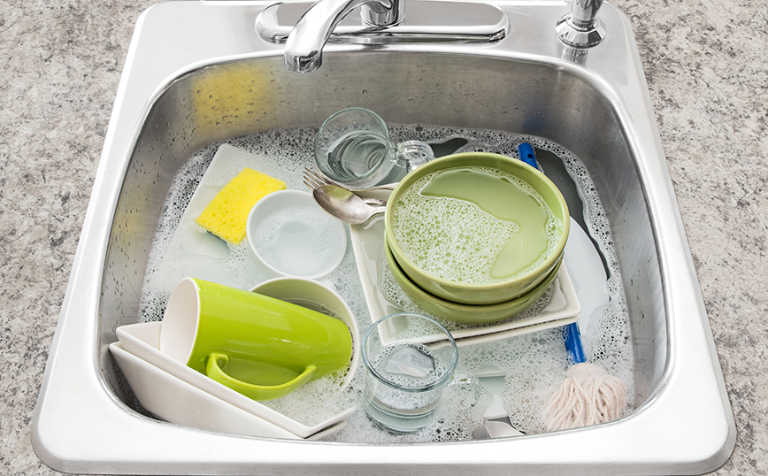 πιάτα σε νερό πιάτα σε νερό