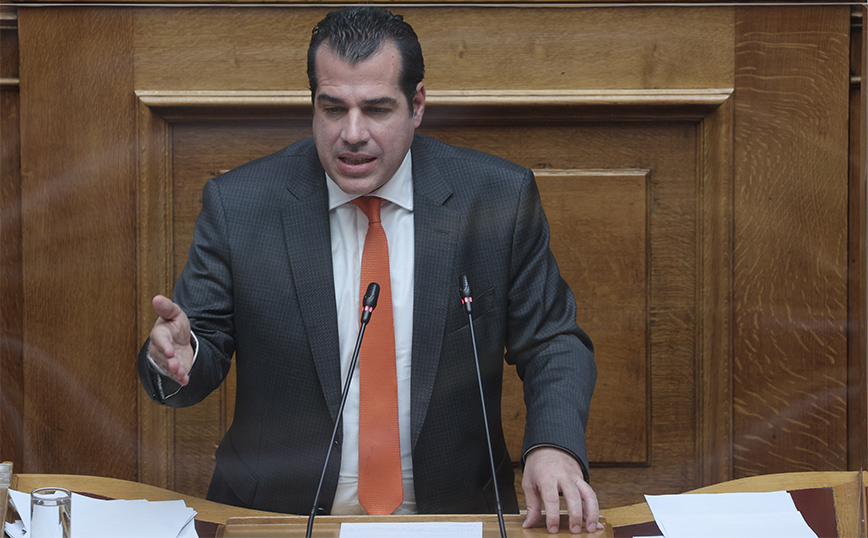 Θάνος Πλεύρης: Καταγγέλει ότι δέχτηκε επίθεση με γιαούρτια στα Πετράλωνα &#8211; «Πέτυχαν και τα παιδιά μου»