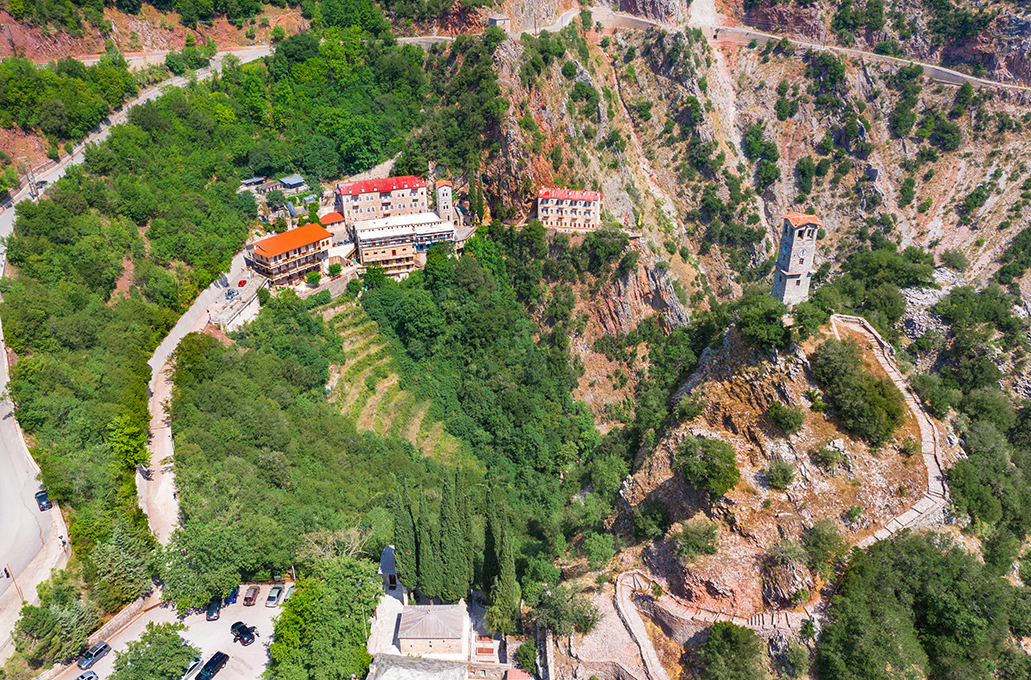 Μονή Προυσού: Το μοναστήρι στην Ευρυτανία που μοιάζει να το έχει «καταπιεί» η γη
