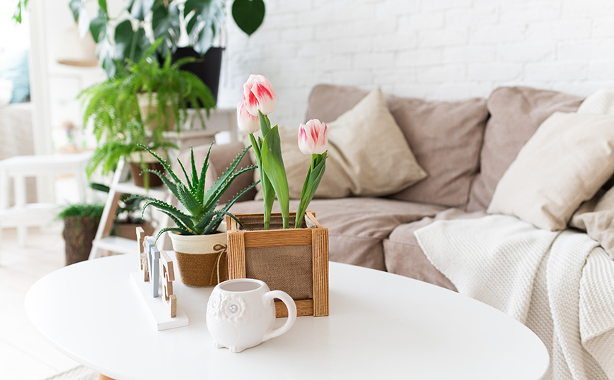 λουλούδια σε τραπέζι λουλούδια σε τραπέζι