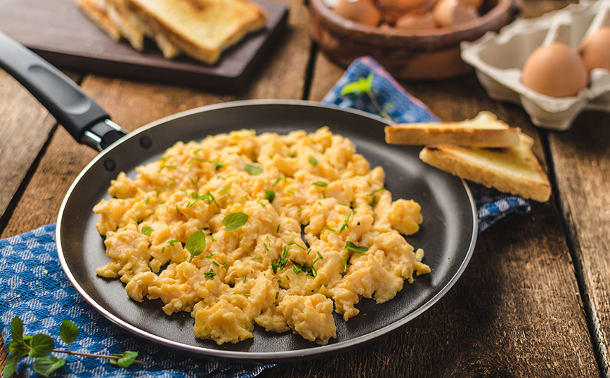 Έτσι θα φτιάχνεις τα πιο αφράτα scrambled eggs