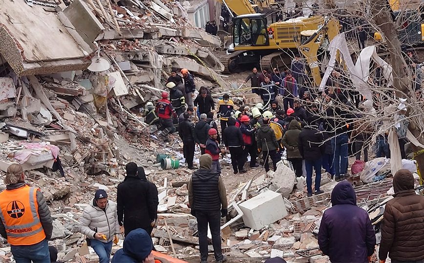 Σεισμός 7,8 Ρίχτερ στην Τουρκία: Εγκλωβισμένη γυναίκα τραβάει βίντεο κάτω από τα ερείπια