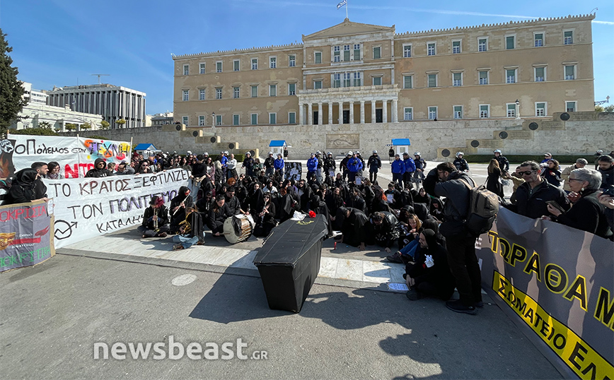 Το μαύρο φέρετρο μπροστά από τη Βουλή και η «κηδεία» του πολιτισμού – Διαμαρτύρονται οι καλλιτέχνες