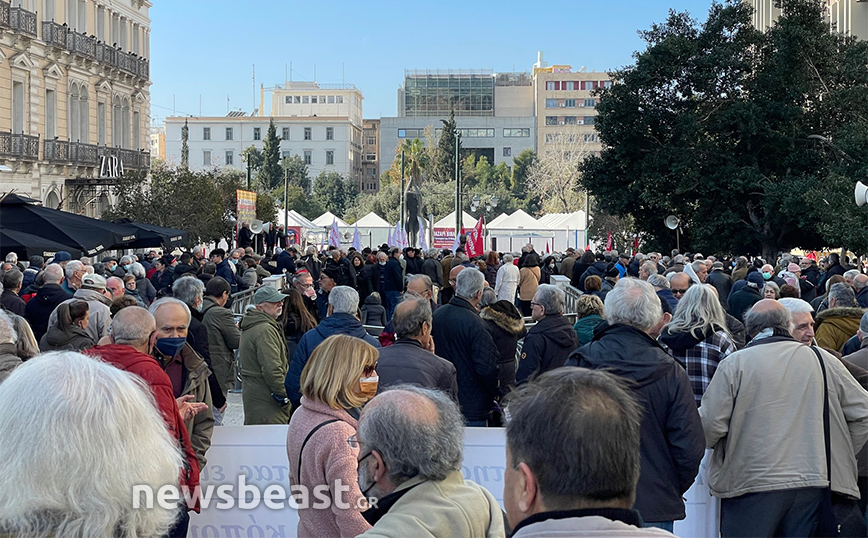 Συνταξιούχοι διαμαρτύρονται στα Προπύλαια &#8211; Δείτε φωτογραφίες του Newsbeast