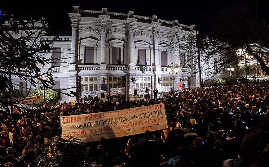 Συναυλία στο Εθνικό Θέατρο: Πλήθος κόσμου στο πλευρό των καλλιτεχνών &#8211; «Δε φεύγουμε, τώρα θα μας ακούσετε»