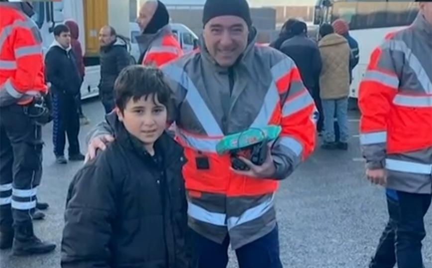 «Στα μάτια του παιδιού που μου έδωσε τα μπισκότα είδα την ελπίδα», είπε ο επικεφαλής του ΕΚΑΒ που βοήθησε στον σεισμό της Τουρκίας