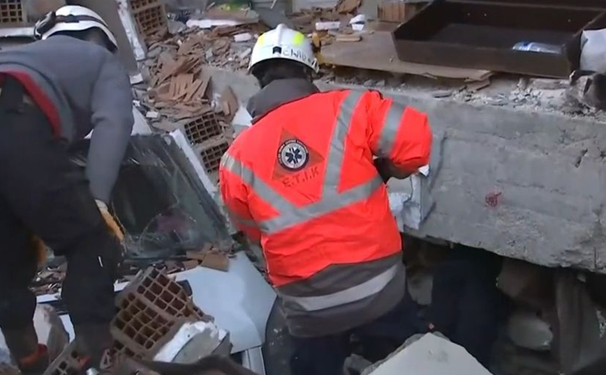 Σεισμοί στην Τουρκία: «Δυστυχώς έχουμε αφήσει νεκρούς στα συντρίμμια» – Τιτάνια η μάχη των Ελλήνων διασωστών