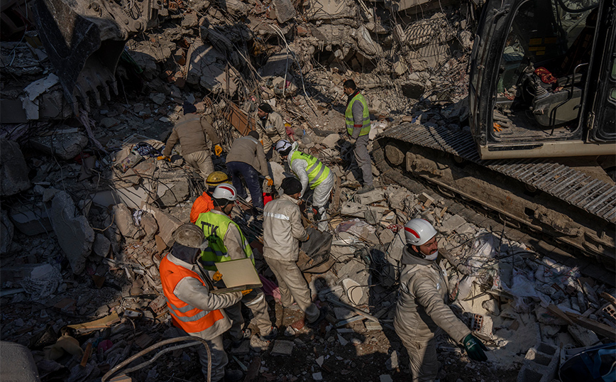 Σεισμός στην Τουρκία: «100.000 είναι ακόμα θαμμένοι κάτω από τα συντρίμμια» λέει καθηγητής