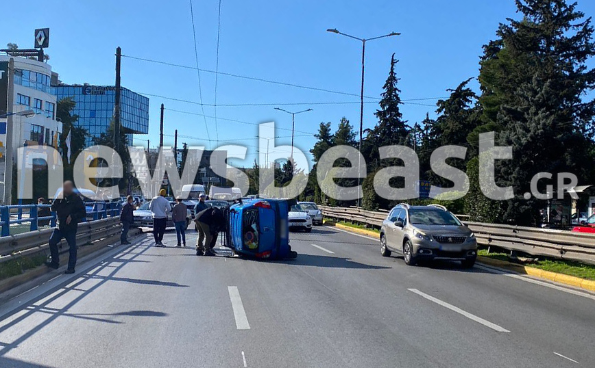 Αυτοκίνητο αναποδογύρισε στη μέση της Κηφισίας – Αυξημένη η κίνηση