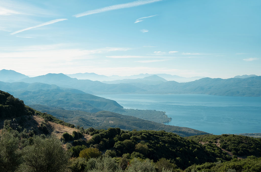 Λίμνη Τριχωνίδα: Μια λίμνη με συναρπαστικό ψηφιδωτό που δεν αφήνει κανέναν ασυγκίνητο