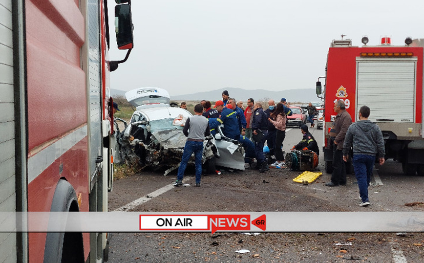 Ένας νεκρός σε σοκαριστικό τροχαίο στο Μεσολόγγι: Αυτοκίνητο καρφώθηκε σε δέντρο &#8211; Φωτογραφίες με το διαλυμένο αμάξι