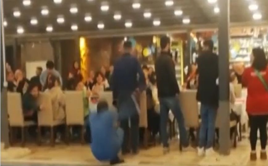 Τουρκία: Τραγουδιστής έπεσε σε πισίνα την ώρα του live για τους σεισμόπληκτους