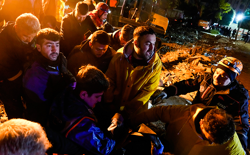 Χάος μετά τους φονικούς σεισμούς σε Τουρκία και Συρία: Μέσα στο κρύο διασώστες και κάτοικοι αναζητούν επιζώντες