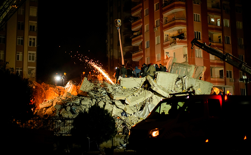 Σεισμός στην Τουρκία: Διευρύνονται οι έρευνες για τους εργολάβους την ώρα που αυξάνεται ο αριθμός των νεκρών