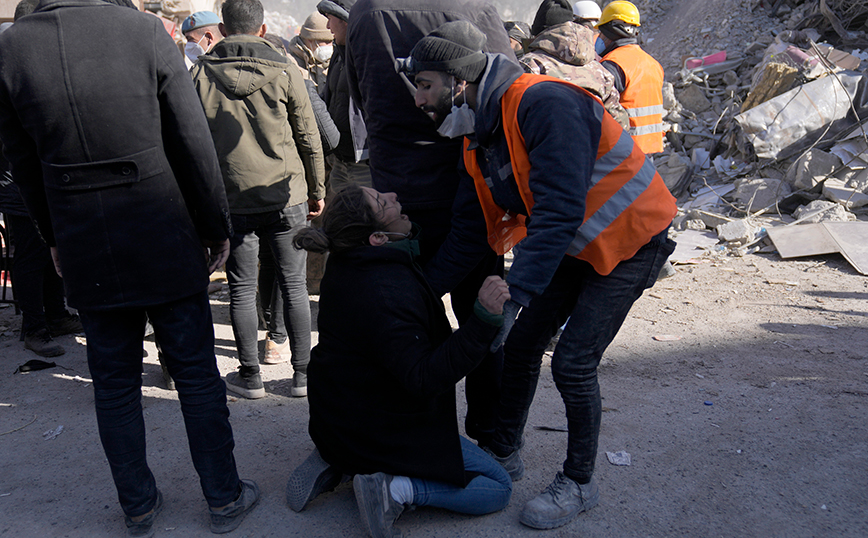 Τουρκία: Χειροπέδες σε 78 ανθρώπους λόγω των αναρτήσεών τους μετά τους φονικούς σεισμούς