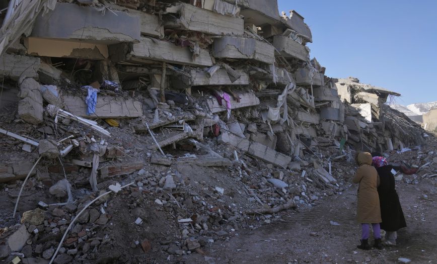 Ξεχειλίζει η οργή πάνω από τα συντρίμμια στην Τουρκία – Ξεπέρασαν τους 16.000 οι νεκροί από τους φονικούς σεισμούς
