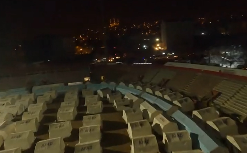 Μια πόλη από σκηνές στην Τουρκία μετά τους φονικούς σεισμούς – Συγκλονίζουν οι εικόνες