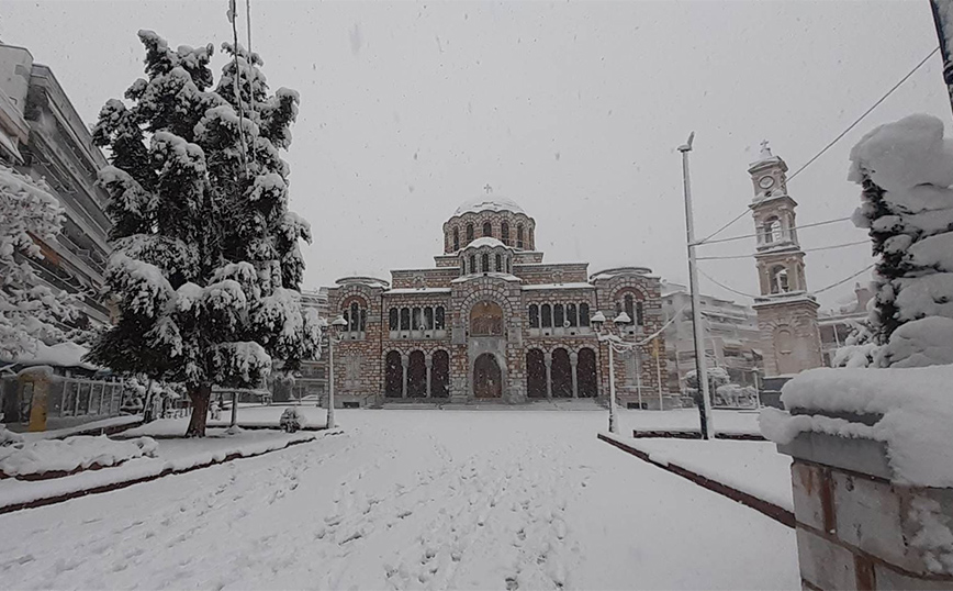 Καλύφθηκε από χιόνι το κέντρο του Βόλου