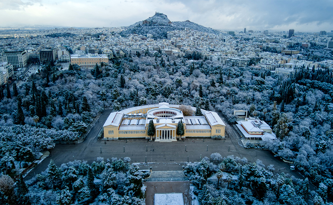 Εντυπωσιάζει η χιονισμένη Αθήνα από ψηλά