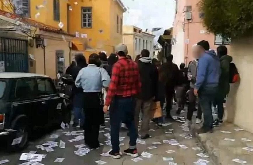 Παρέμβαση Ρουβίκωνα στο σπίτι του πρώην υπουργού Μεταφορών και Υποδομών Κώστα Αχ. Καραμανλή