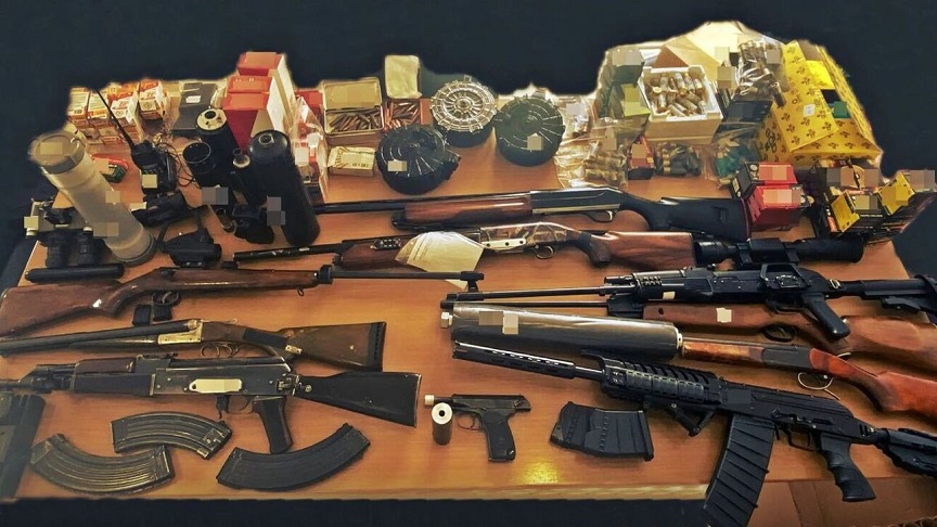 Φθιώτιδα: «Οπλοστάσιο» είχε κάνει το σπίτι του και την αποθήκη του – Εντοπίστηκαν πολλά όπλα και πυρομαχικά