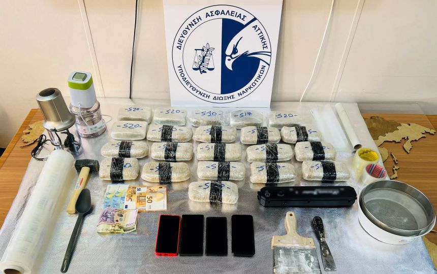 Κορωπί: Όλο το σπίτι τους μια κρυψώνα για ναρκωτικά – Χρησιμοποιούσαν το ταξί για κάλυψη