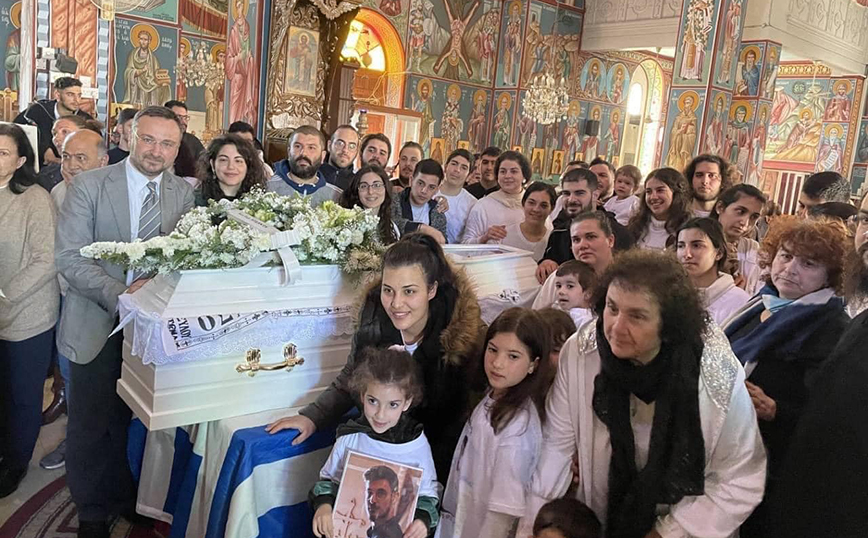 Γιατί χαμογελούσαν στην κηδεία του Κυπριανού Παπαϊωάννου που σκοτώθηκε στα Τέμπη