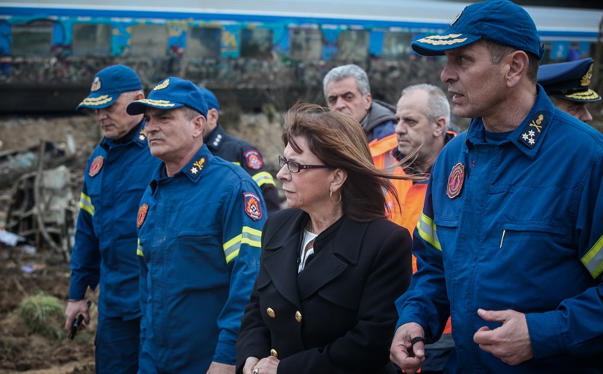 Σύγκρουση τρένων στα Τέμπη: Στο σημείο της τραγωδίας η Κατερίνα Σακελλαροπούλου