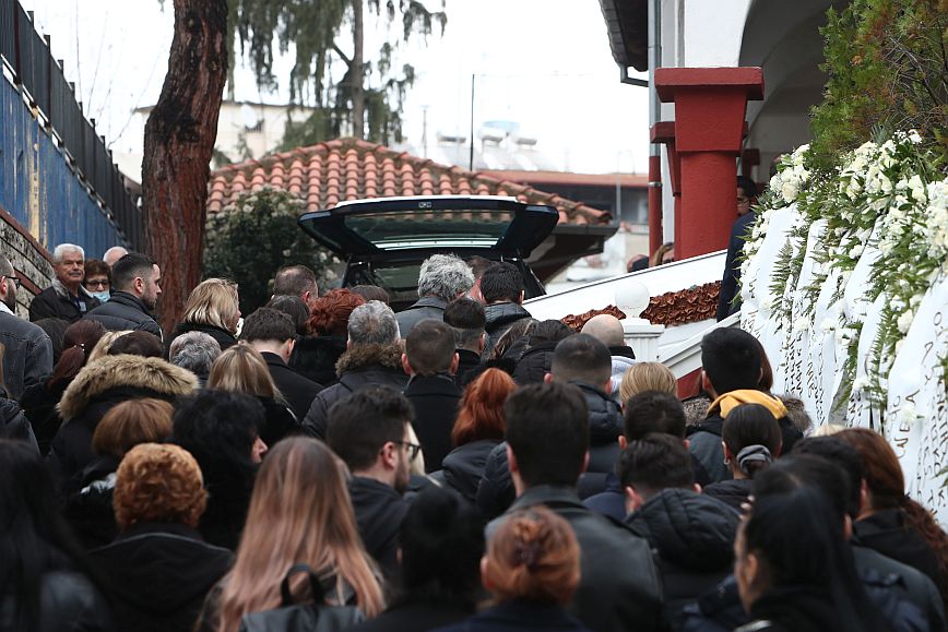 Θλίψη και οδύνη στην κηδεία της 23χρονης Ιφιγένειας που σκοτώθηκε στα Τέμπη