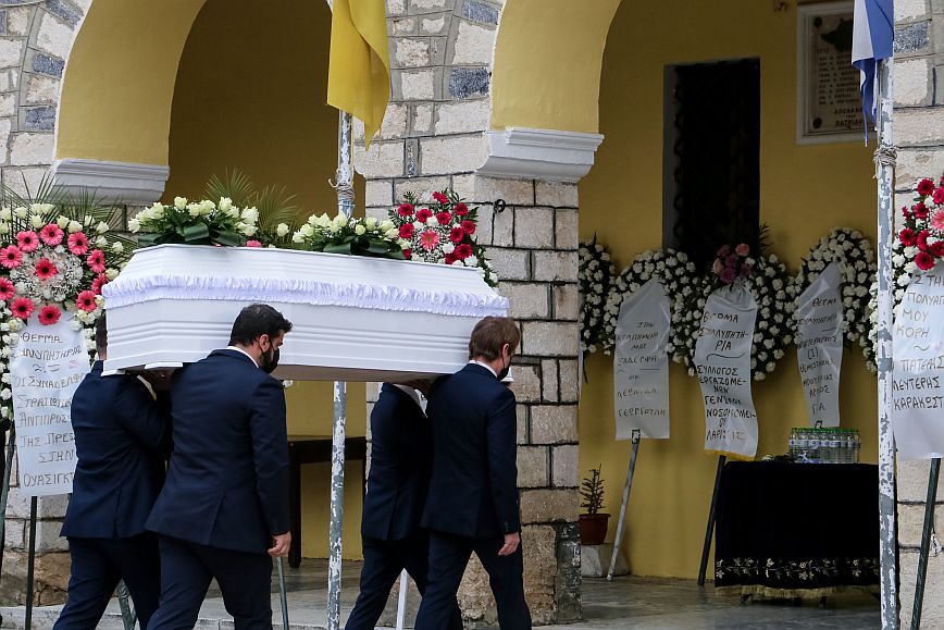 Θλίψη στην κηδεία της 42χρονης νοσηλεύτριας του Γενικού Νοσοκομείου Λάρισας που σκοτώθηκε στα Τέμπη