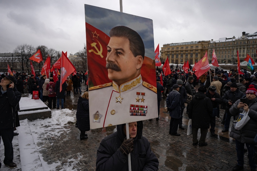 Ρωσία: Πάνω από 1.000 άνθρωποι συγκεντρώθηκαν στην Κόκκινη Πλατεία για τα 70 χρόνια από τον θάνατο του Στάλιν