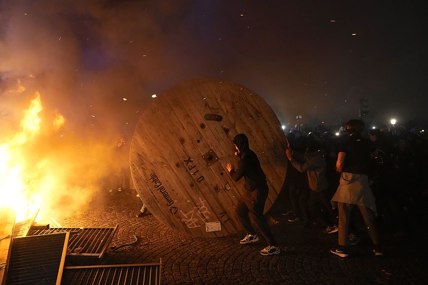 Συνεχίζονται οι ταραχές στη Γαλλία: Άγριες συγκρούσεις μεταξύ αστυνομίας και διαδηλωτών &#8211; Δείτε βίντεο
