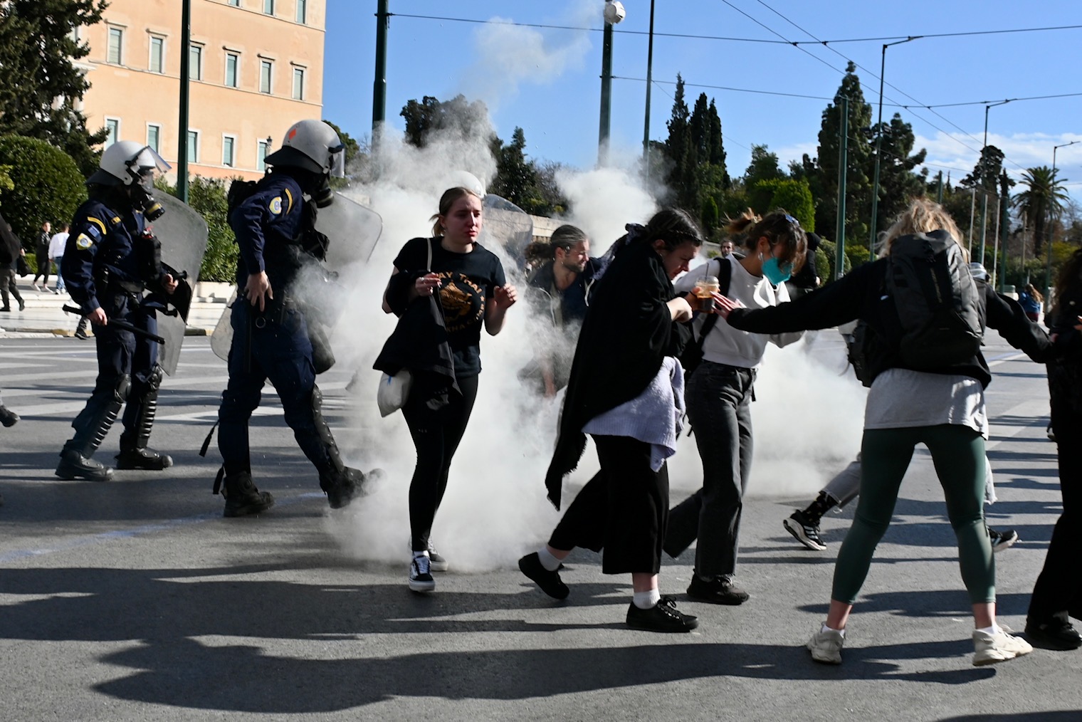 Νέες συμπλοκές στο Σύνταγμα: Χημικά, κρότου &#8211; λάμψης και πετροπόλεμος