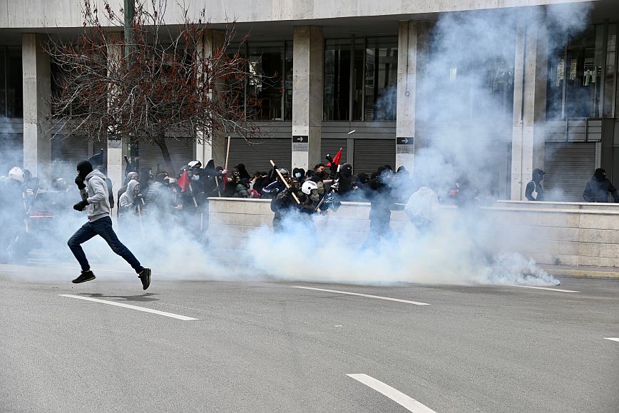 Επεισόδια κατά τη διάρκεια της πορείας προς τα γραφεία του ΟΣΕ με χημικά και κροτίδες κρότου-λάμψης