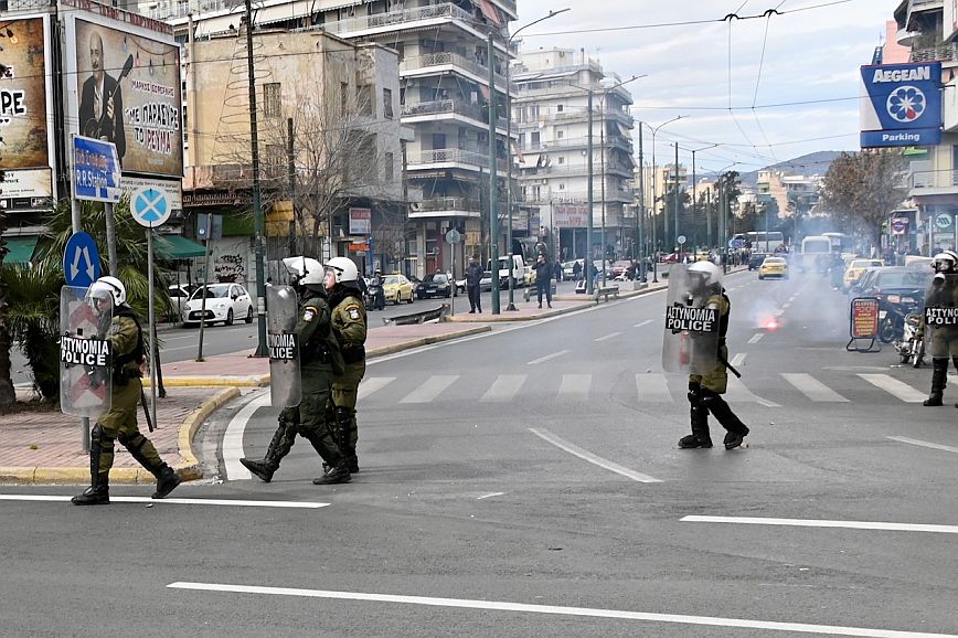 Δύο συλλήψεις και δέκα προσαγωγές έγιναν στο περιθώριο του συλλαλητηρίου στο Σύνταγμα