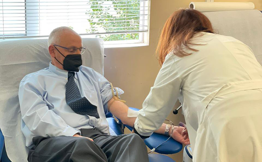 Αίμα για τους τραυματίες των Τεμπών έδωσε ο πρέσβης του Ισραήλ Νόαμ Κατς