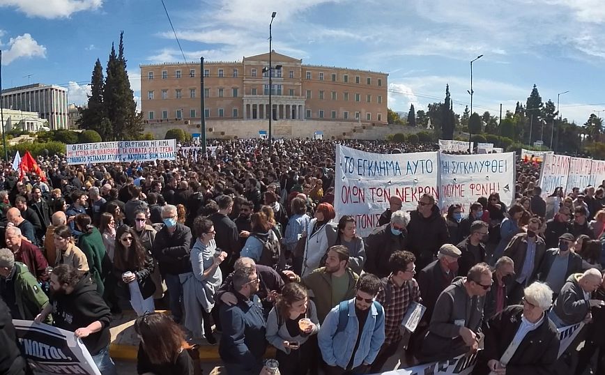 Πλήθος κόσμου στο Σύνταγμα με πανό και συνθήματα για την τραγωδία των Τεμπών