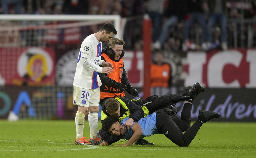 Champions League: Οπαδός «μπούκαρε» στο γήπεδο και πήγε να αγκαλιάσει τον Μέσι, αλλά τον σταμάτησε η ασφάλεια