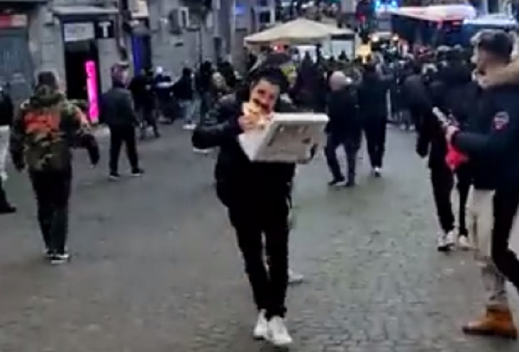 Οπαδός της Νάπολι έτρεξε με την πίτσα στα χέρια όταν άρχισαν τα επεισόδια με τους οργανωμένους της Άιντραχτ Φρανκφούρτης