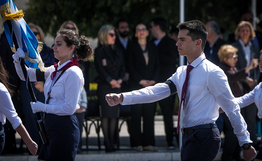 Λάρισα: Με κονκάρδα που αναγράφει «ήταν έγκλημα» για την τραγωδία των Τεμπών θα παρελάσουν οι μαθητές