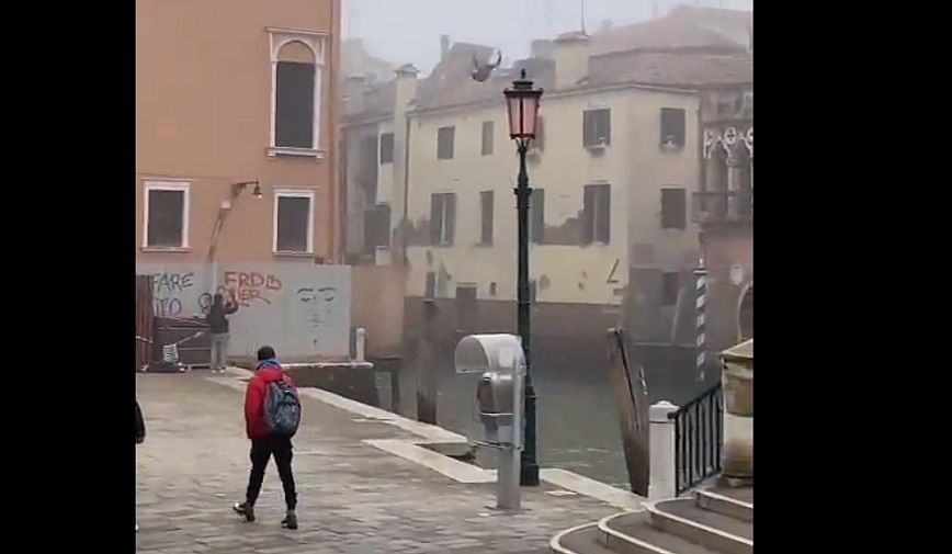 Άνδρας βούτηξε από τον 3ο όροφο σε κανάλι στη Βενετία &#8211; «Πιστοποιητικό βλακείας» και κλωτσιές θα του δώσει ο δήμαρχος