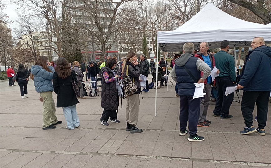 Oυρές στην εθελοντική αιμοδοσία της Κεντρικής Πλατείας στη Λάρισα Oυρές στην εθελοντική αιμοδοσία της Κεντρικής Πλατείας στη Λάρισα