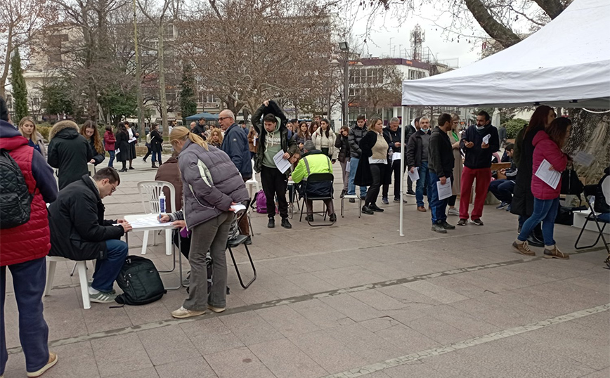 Oυρές στην εθελοντική αιμοδοσία της Κεντρικής Πλατείας στη Λάρισα Oυρές στην εθελοντική αιμοδοσία της Κεντρικής Πλατείας στη Λάρισα